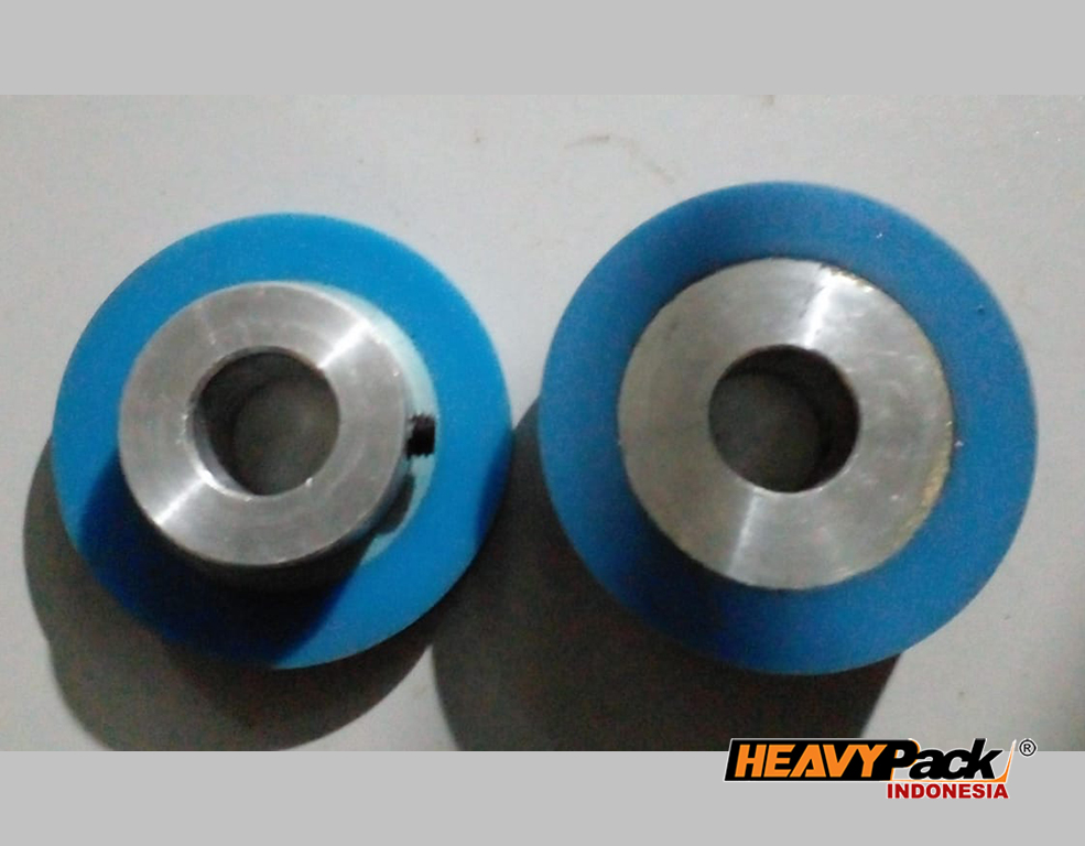 Rubber wheel di mesin pengemasan berfungsi untuk menggerakkan dan menuntun produk di jalur produksi dengan memberikan cengkeraman yang baik agar produk tetap stabil dan tidak tergelincir, memastikan p